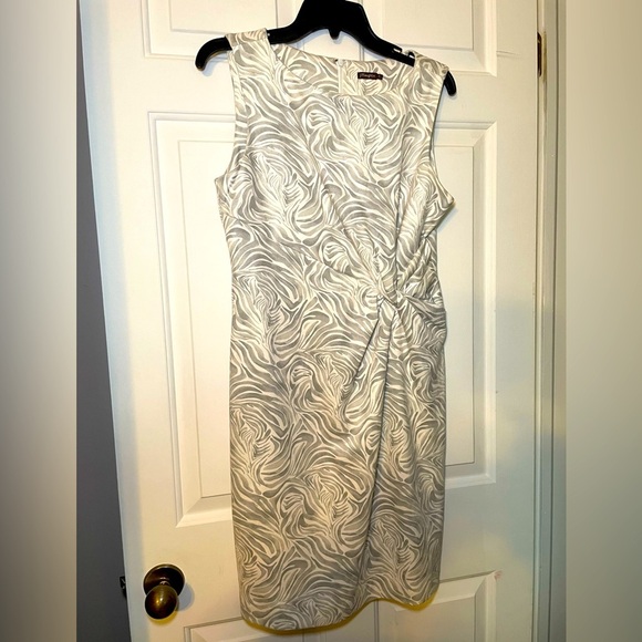 J McLaughlin Grey & White Print Shift Dress Sleeveless Ruched Side Size Medium - Picture 1 of 8
